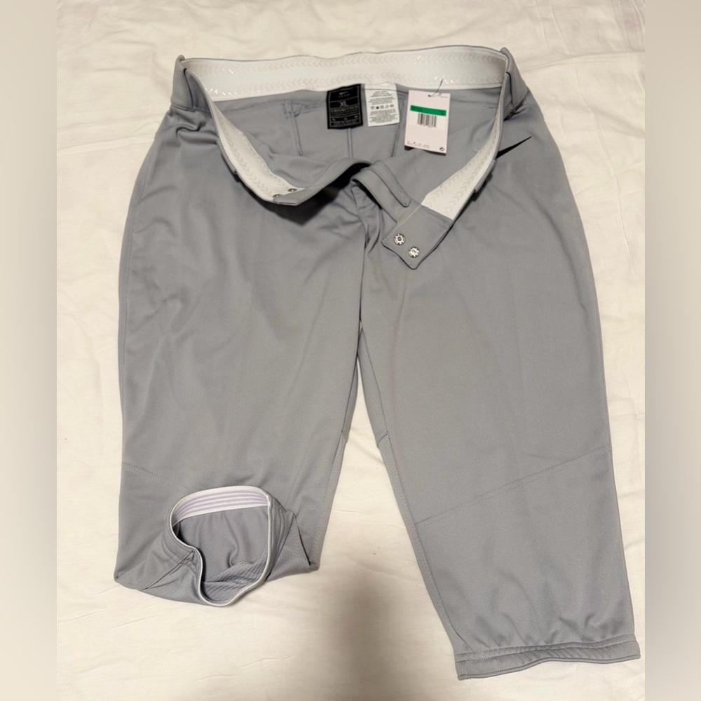 NWT NIKE   ENGINEERED WOMENS Athletic Gray ACTIVE SHORT SIZE XL